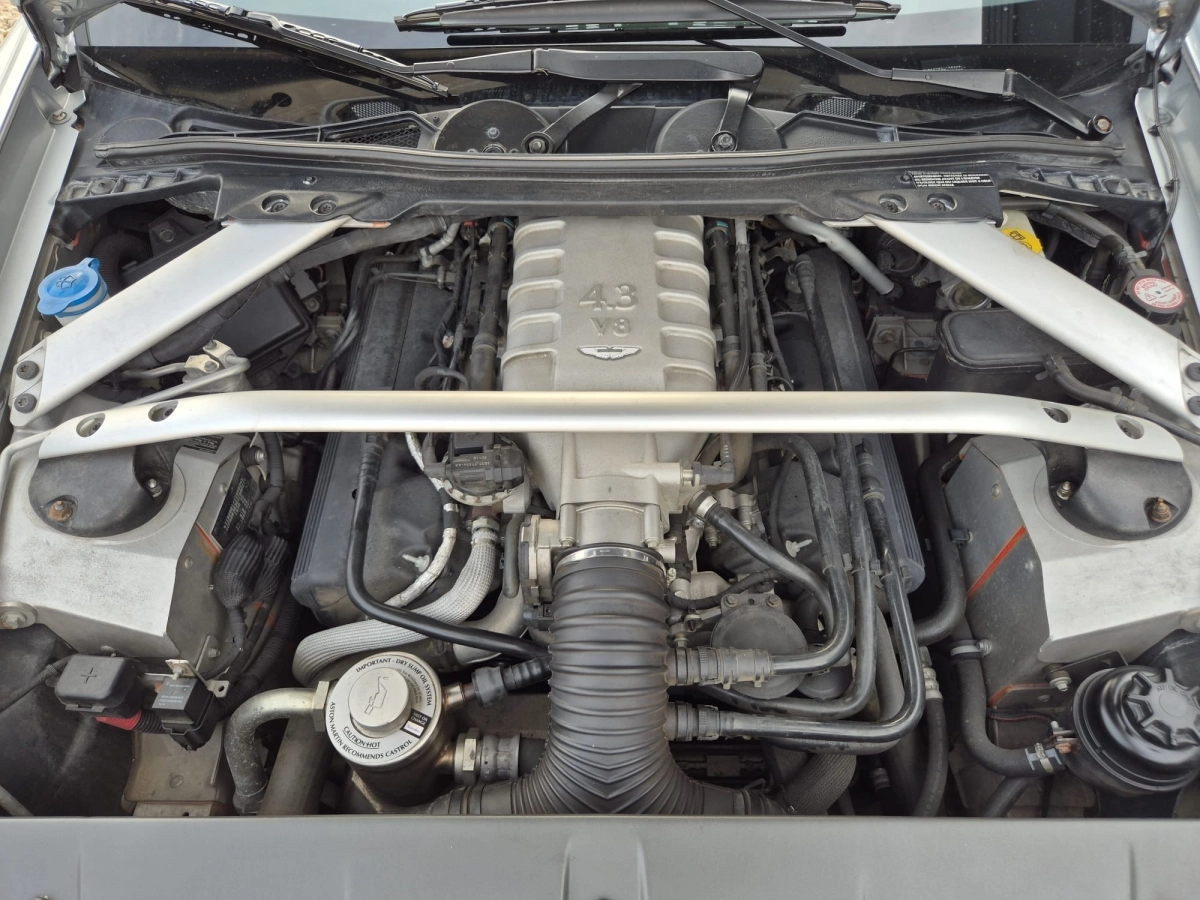 Aston Martin V8 Vantage - photo 18