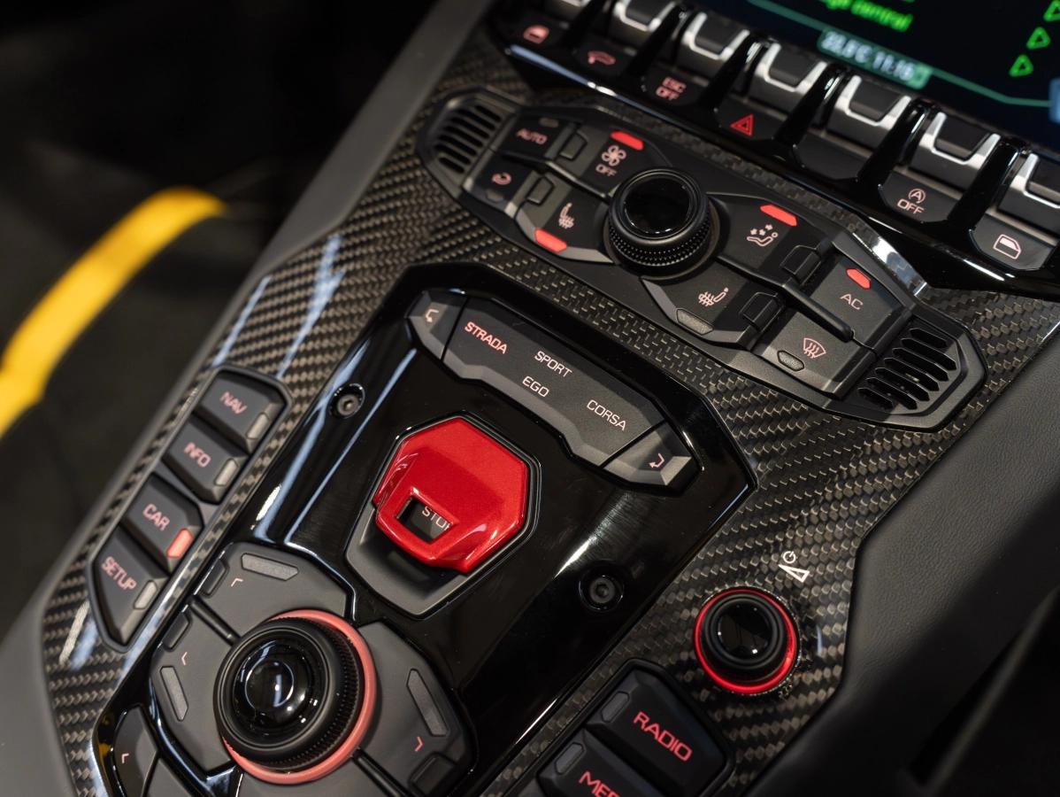 Lamborghini Aventador ROADSTER LP750-4 6.5 770 SVJ 4WD BVA