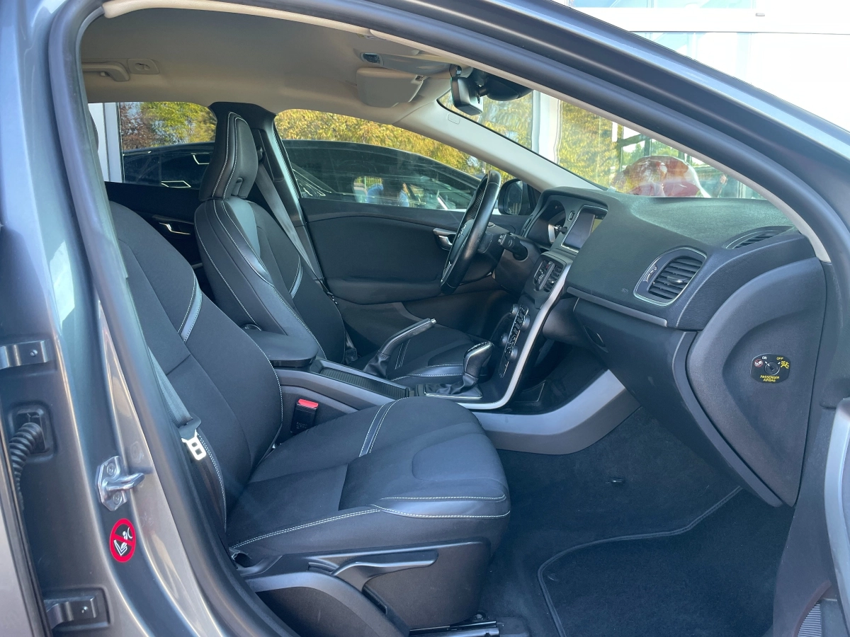 Volvo V40 - photo 10