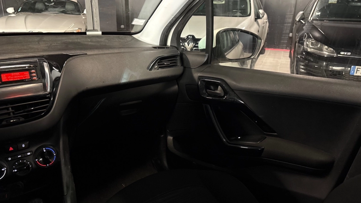 Peugeot 208 - photo 22