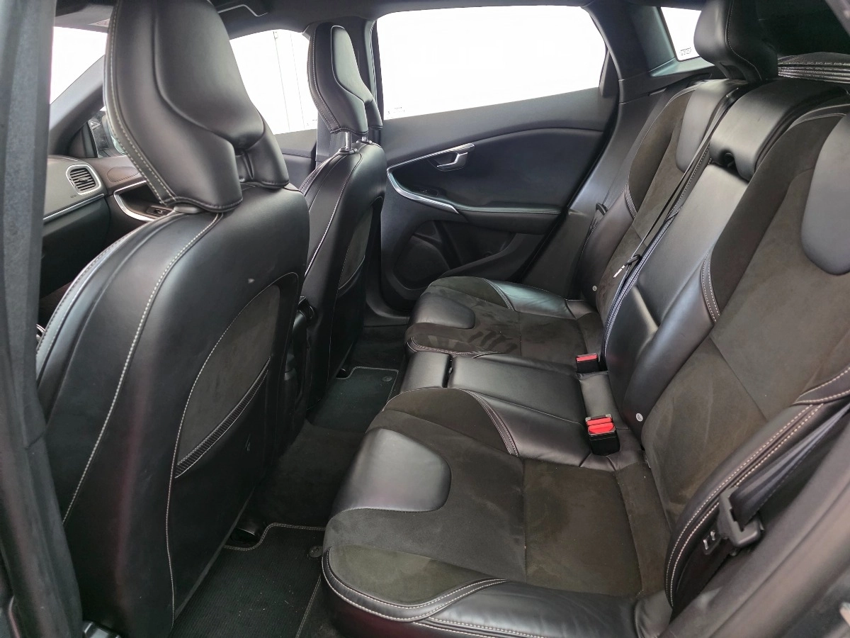 Volvo V40 - photo 8