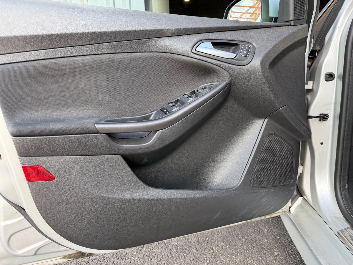 Ford Focus - photo 24