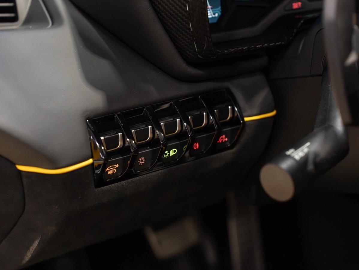 Lamborghini Aventador ROADSTER LP750-4 6.5 770 SVJ 4WD BVA