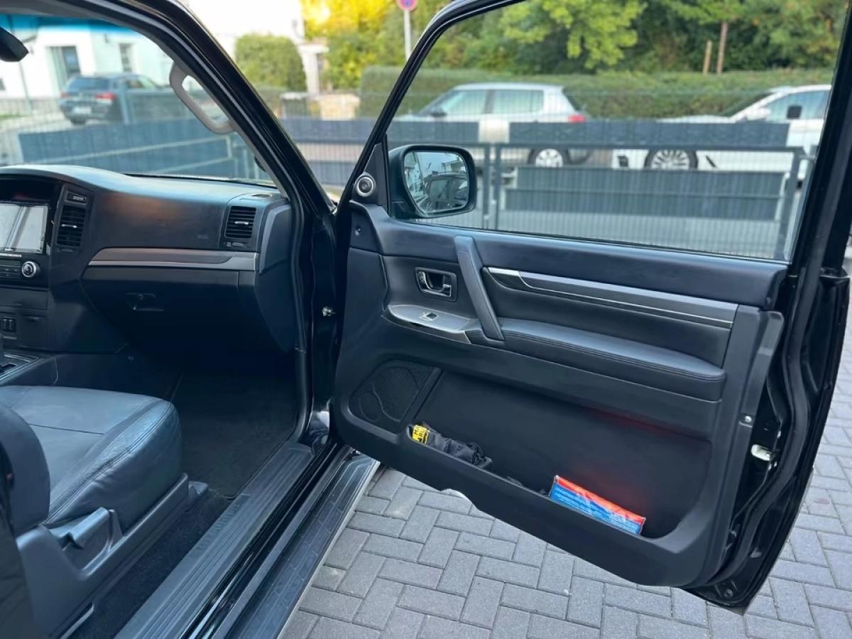 Mitsubishi Pajero 3.2 DID 200 4WD