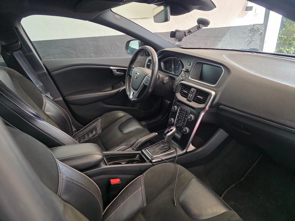 Volvo V40 - photo 24