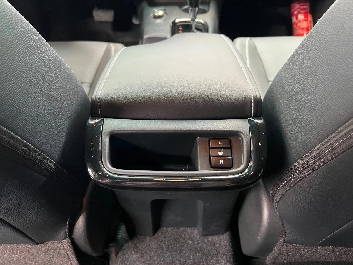Toyota Hilux 2.8 D-4D 204 DOUBLE CABINE BVA INVINCIBLE 4WD /CAM360/JBL/CARPLAY