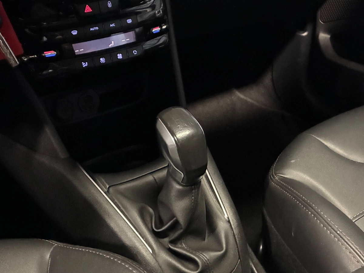 Peugeot 208 - photo 23