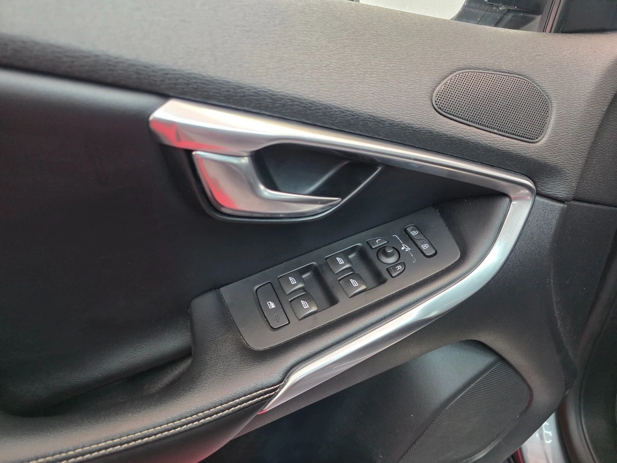 Volvo V40 - photo 11