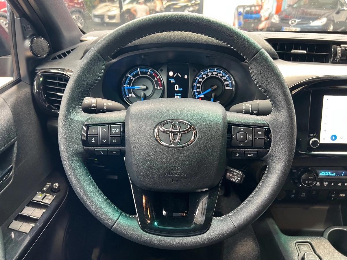 Toyota Hilux 2.8 D-4D 204 DOUBLE CABINE BVA INVINCIBLE 4WD /CAM360/JBL/CARPLAY