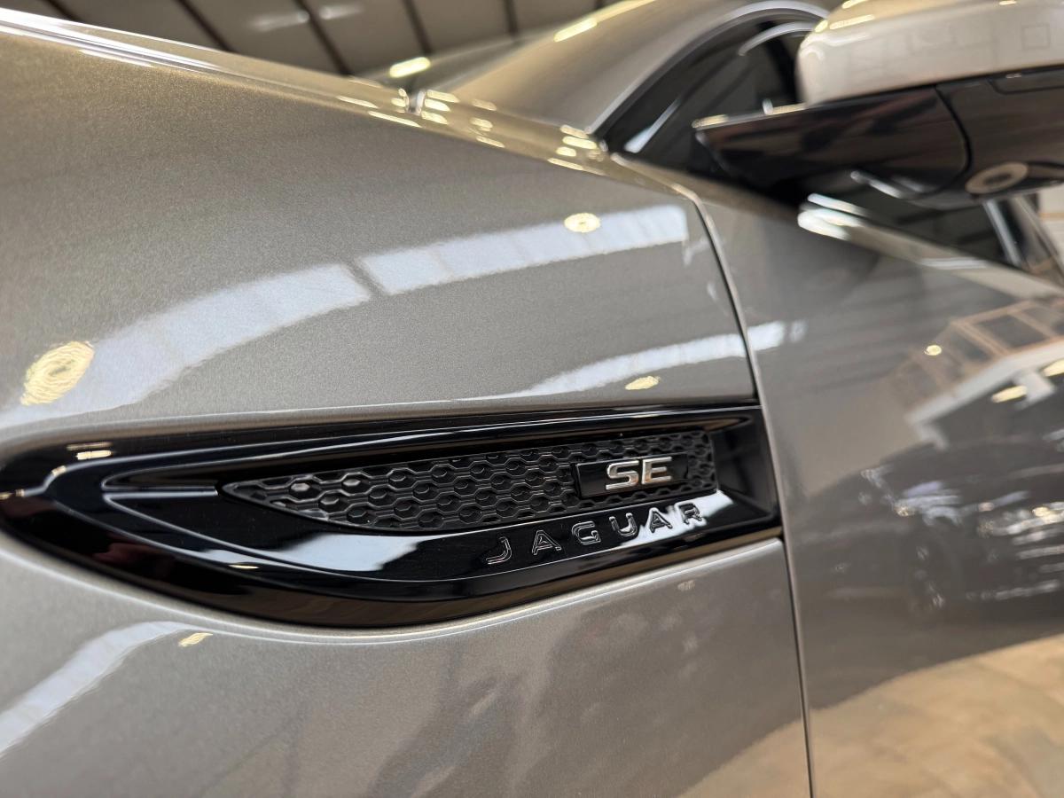 Jaguar E-pace 2.0 D240 240 R-DYNAMIC SE AWD BVA / TOIT PANO / MERIDIAN / SIEGES ELEC CHAUFFANTS