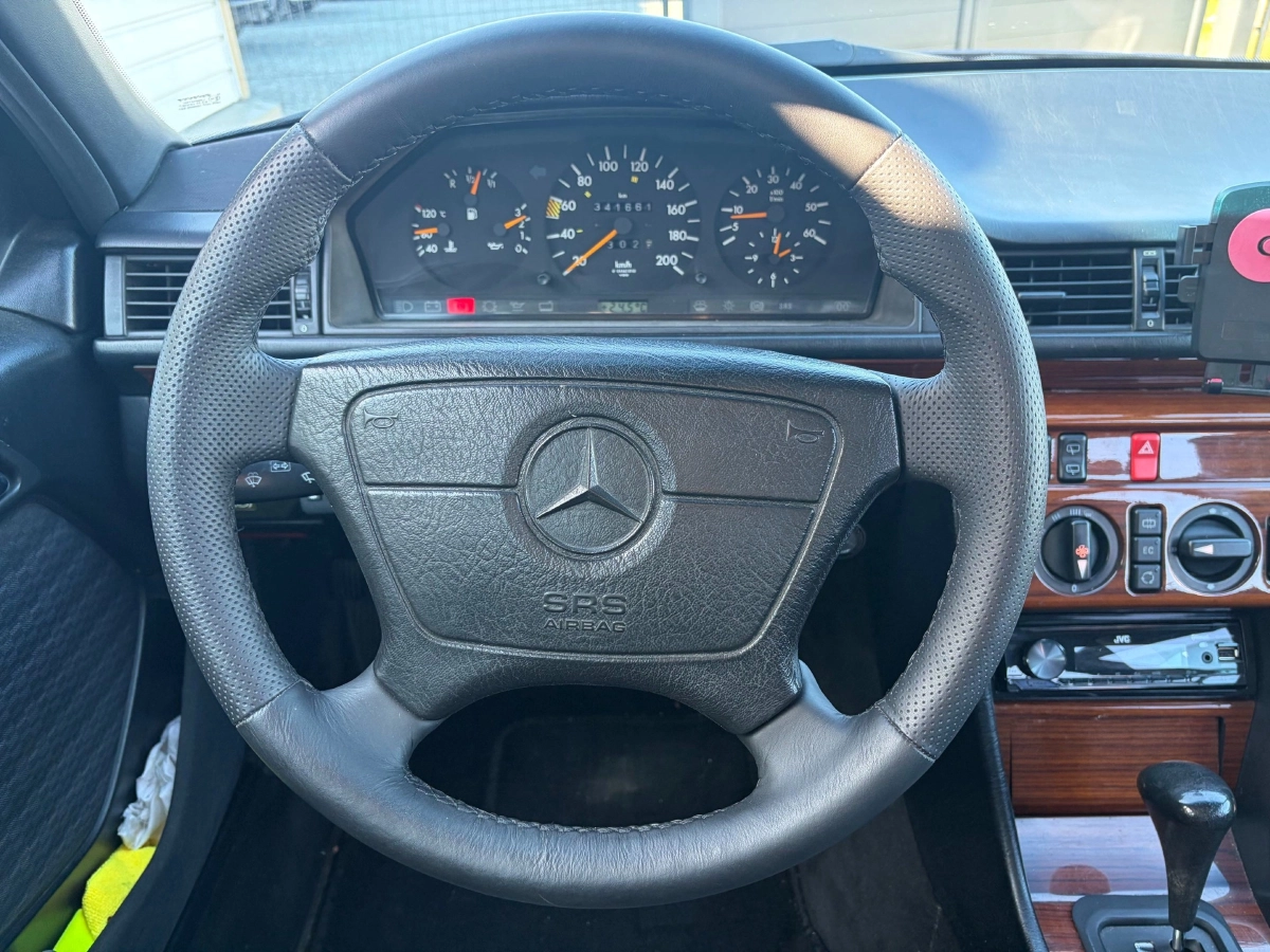 Mercedes-Benz 250D - photo 14