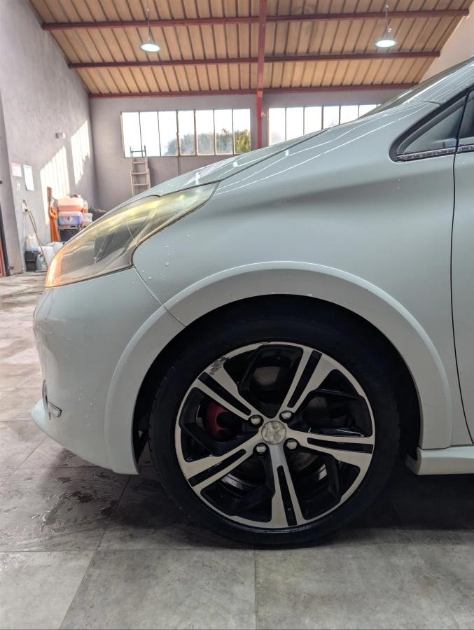 Peugeot 208 GENERATION-I 1.6 THP 200 GTI