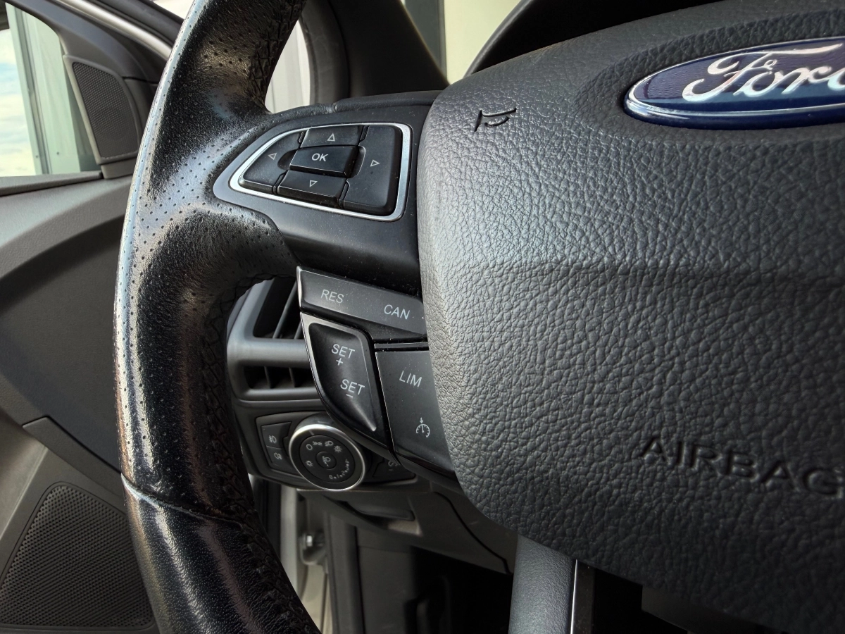 Ford Focus - photo 21