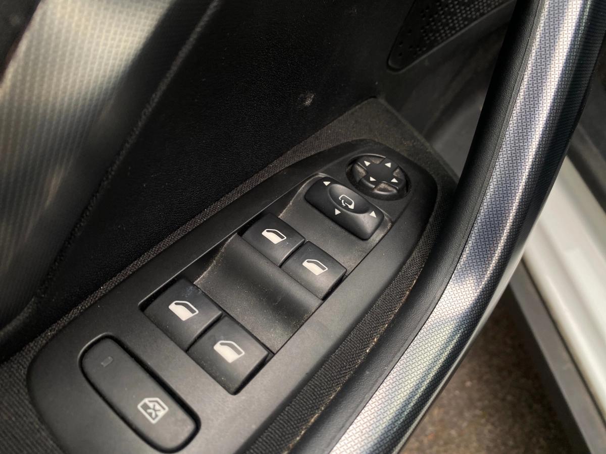 Peugeot 2008 GENERATION-I 1.5 BLUEHDI 120 ALLURE EAT BVA START-STOP