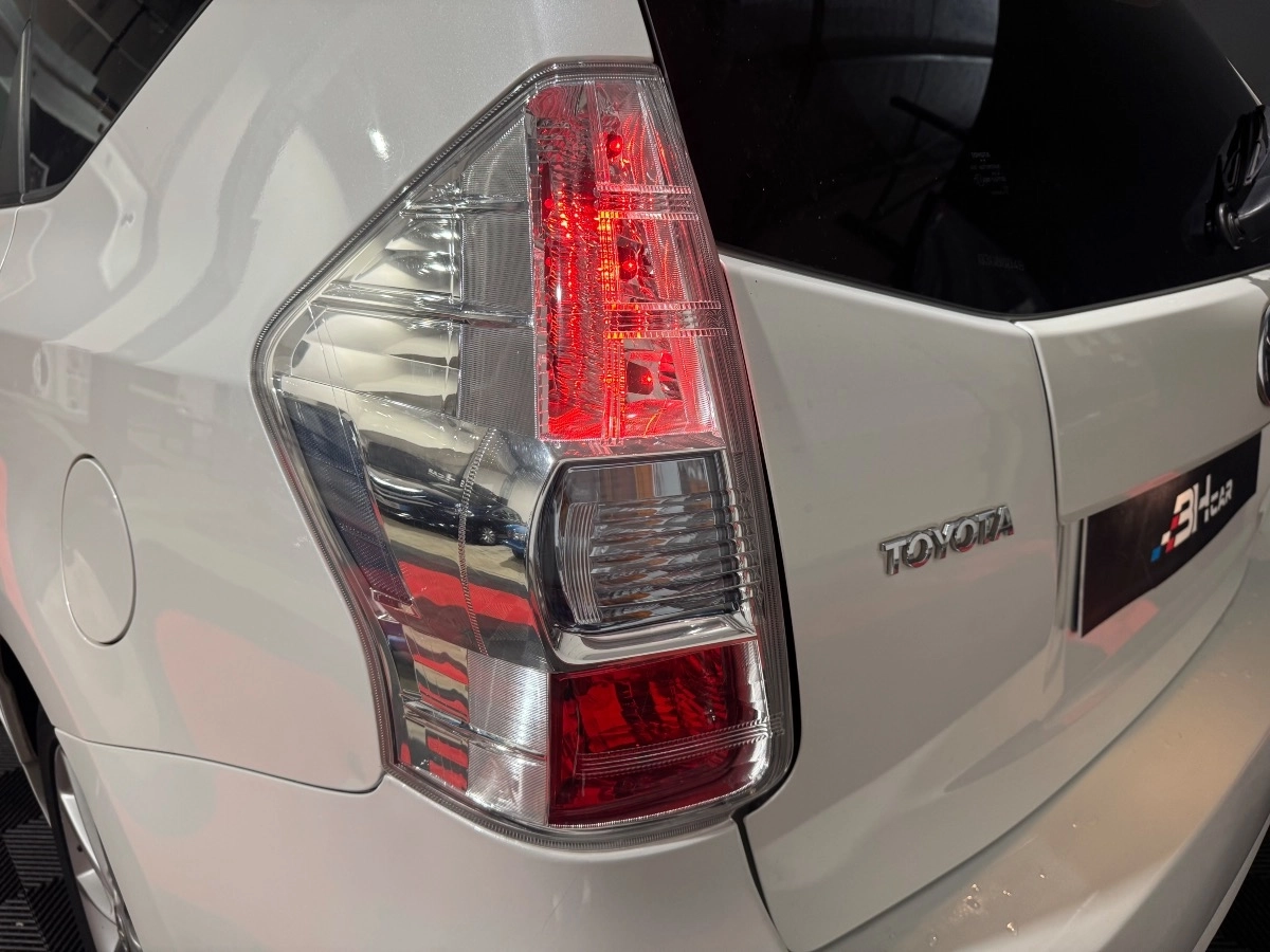 Toyota Prius Plus - photo 19