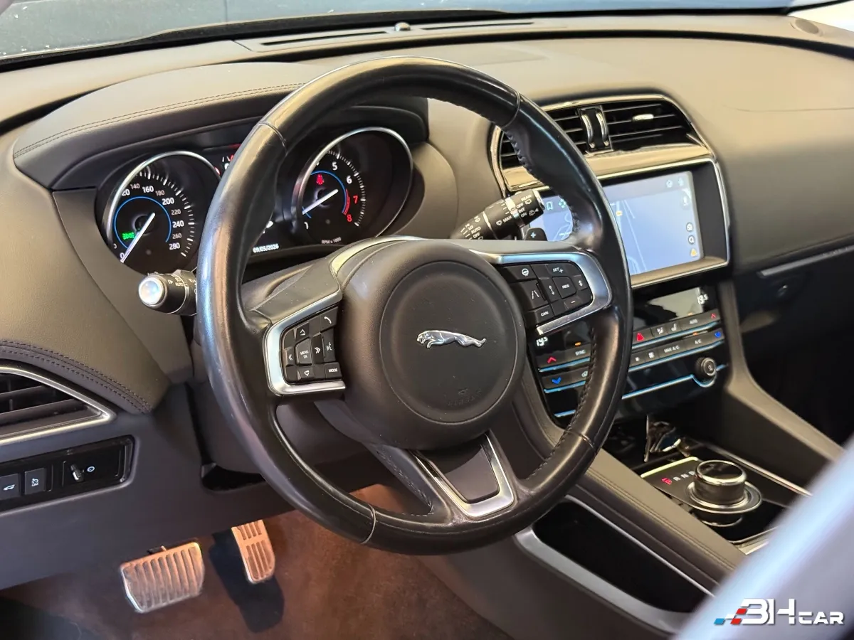 Jaguar F-pace - photo 14