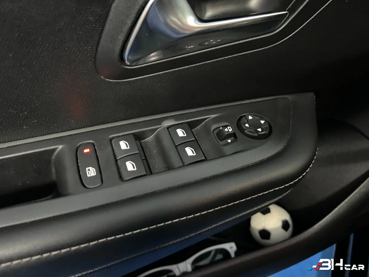 Peugeot 208 - photo 33