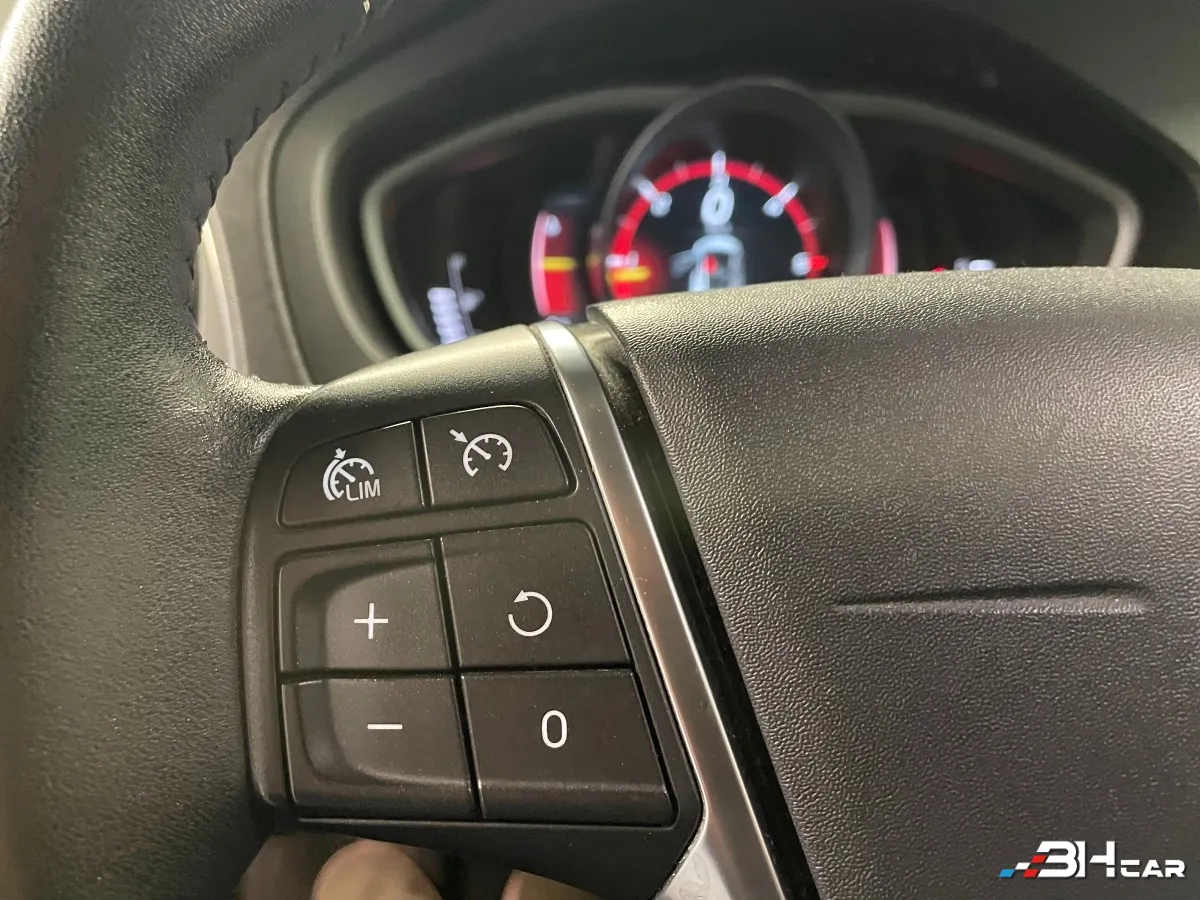 Volvo V40 - photo 16