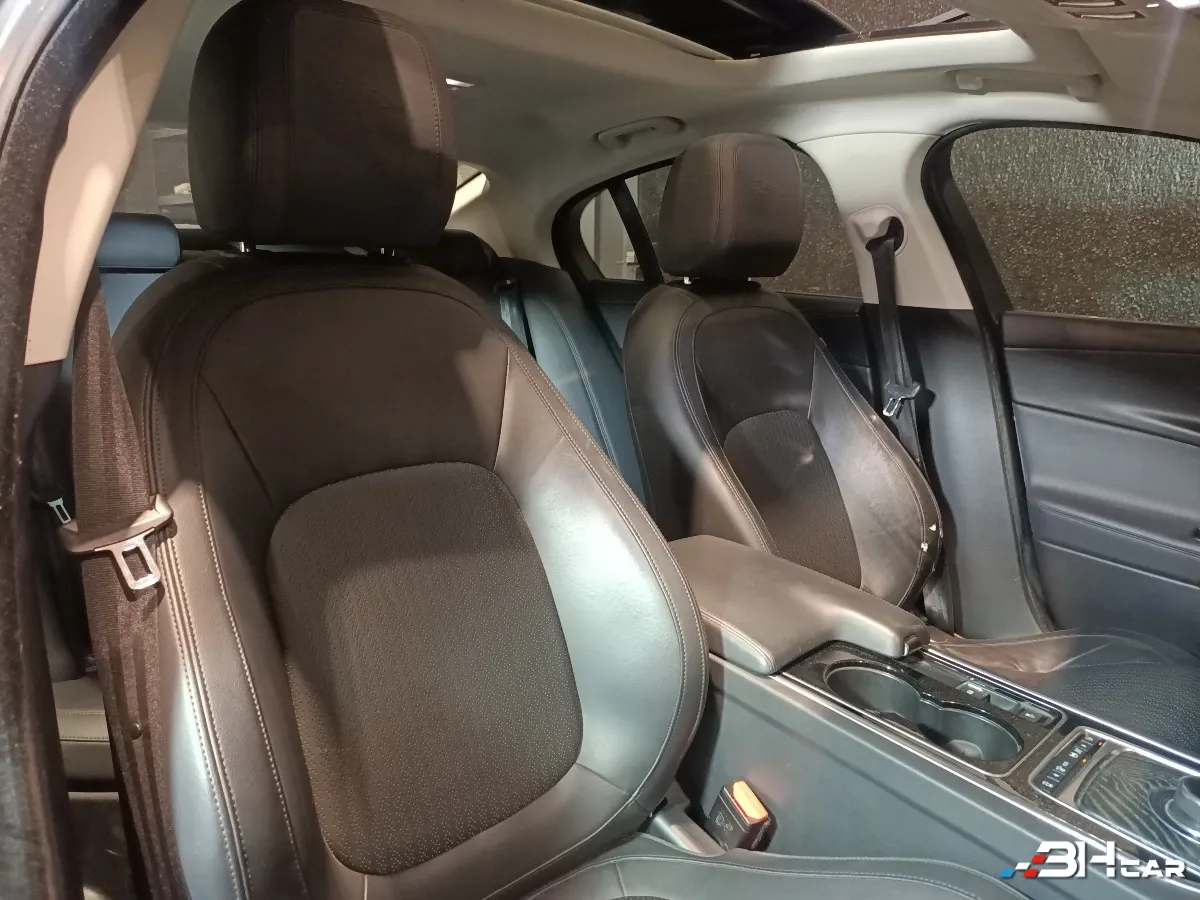Jaguar Xe - photo 4