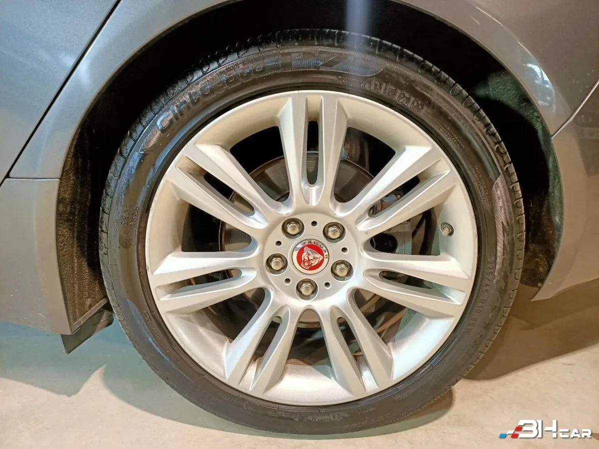 Jaguar Xe - photo 25