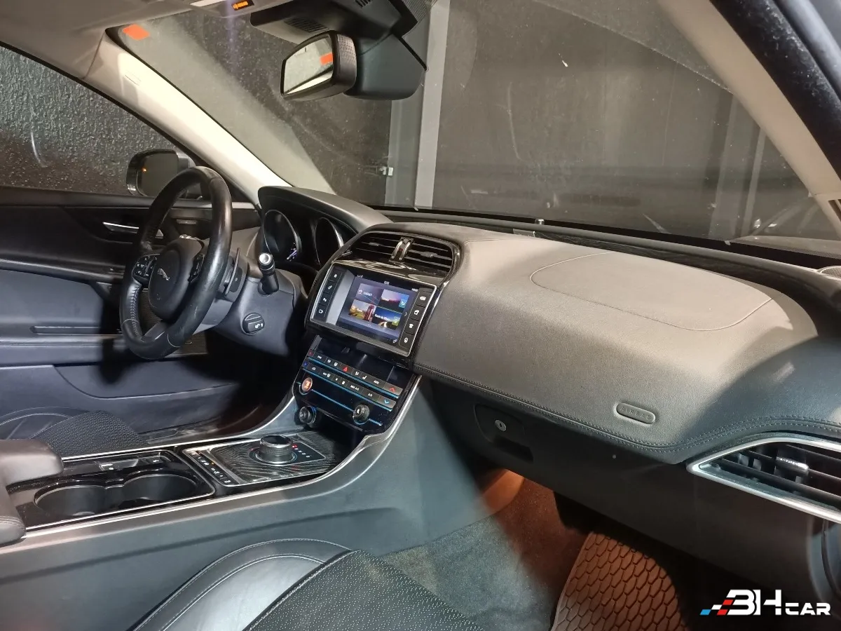 Jaguar Xe - photo 3