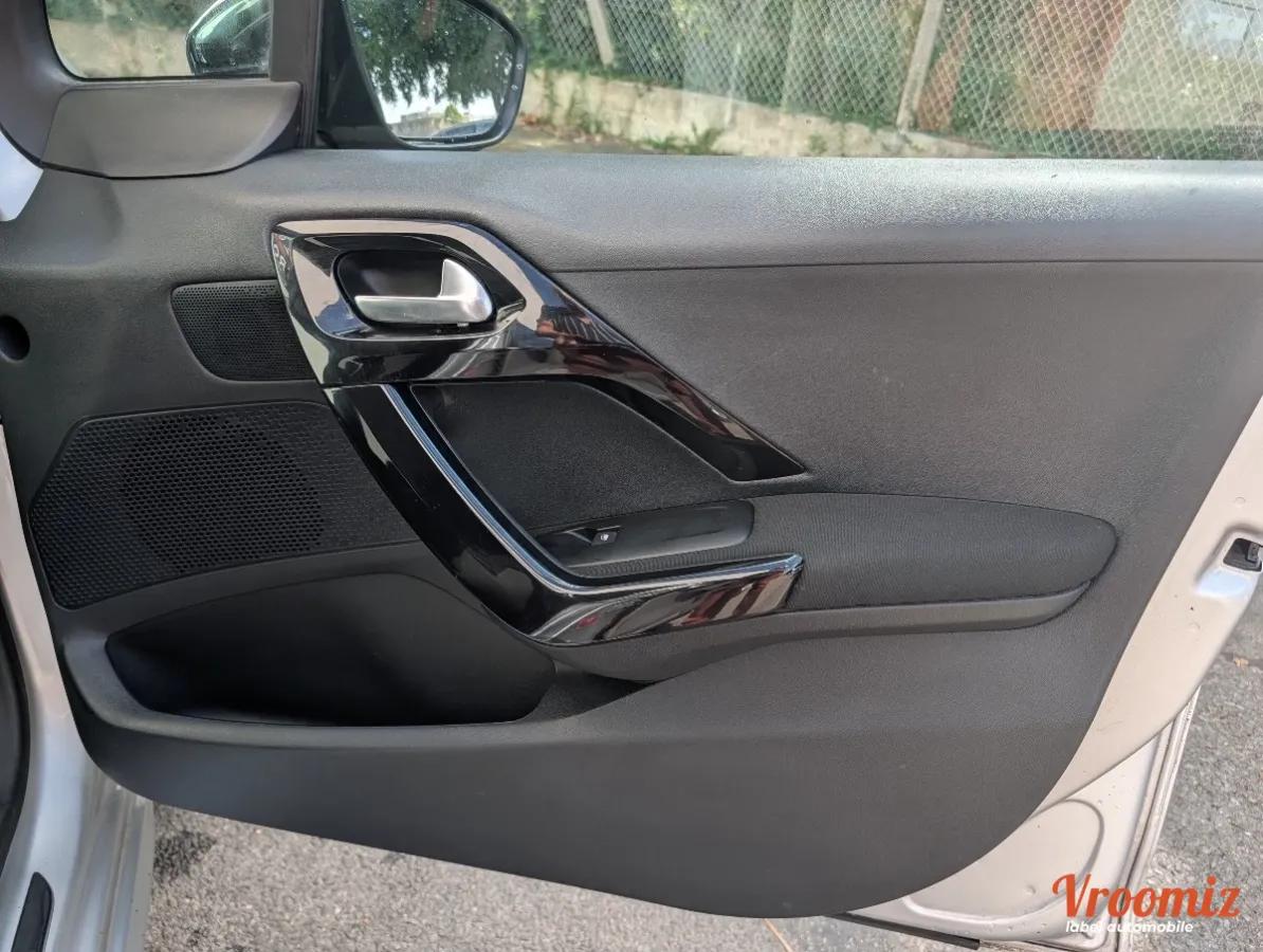 Peugeot 208 GENERATION-I 1.6 BLUEHDI 75 STYLE