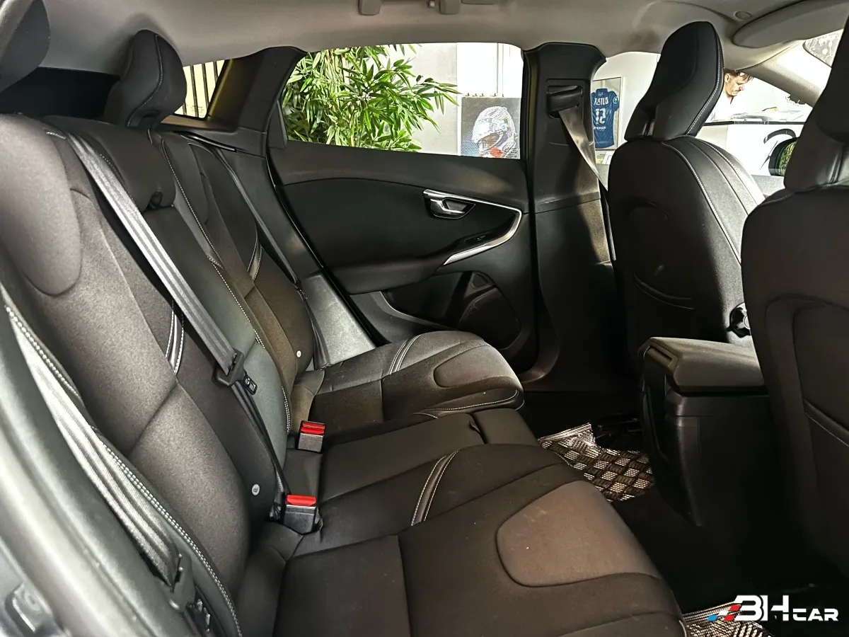 Volvo V40 - photo 16