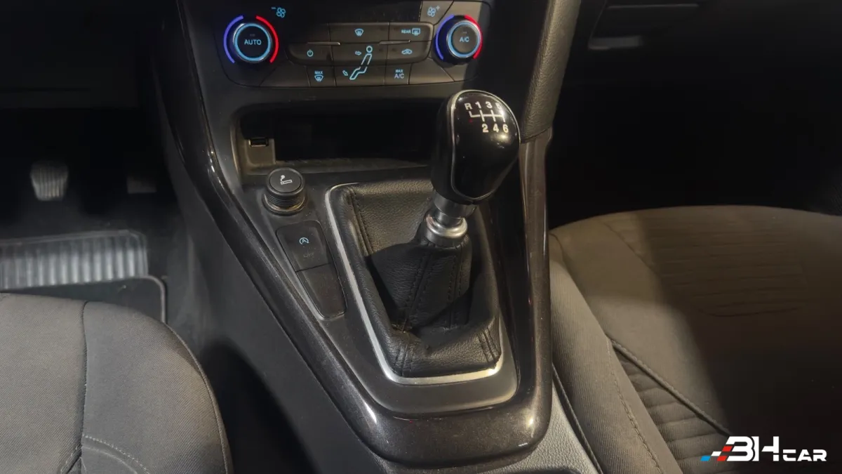 Ford Focus - photo 33