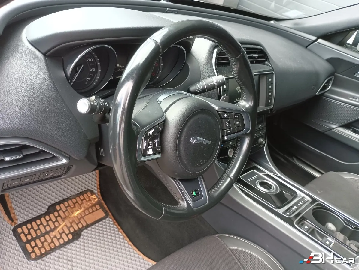 Jaguar Xe - photo 14