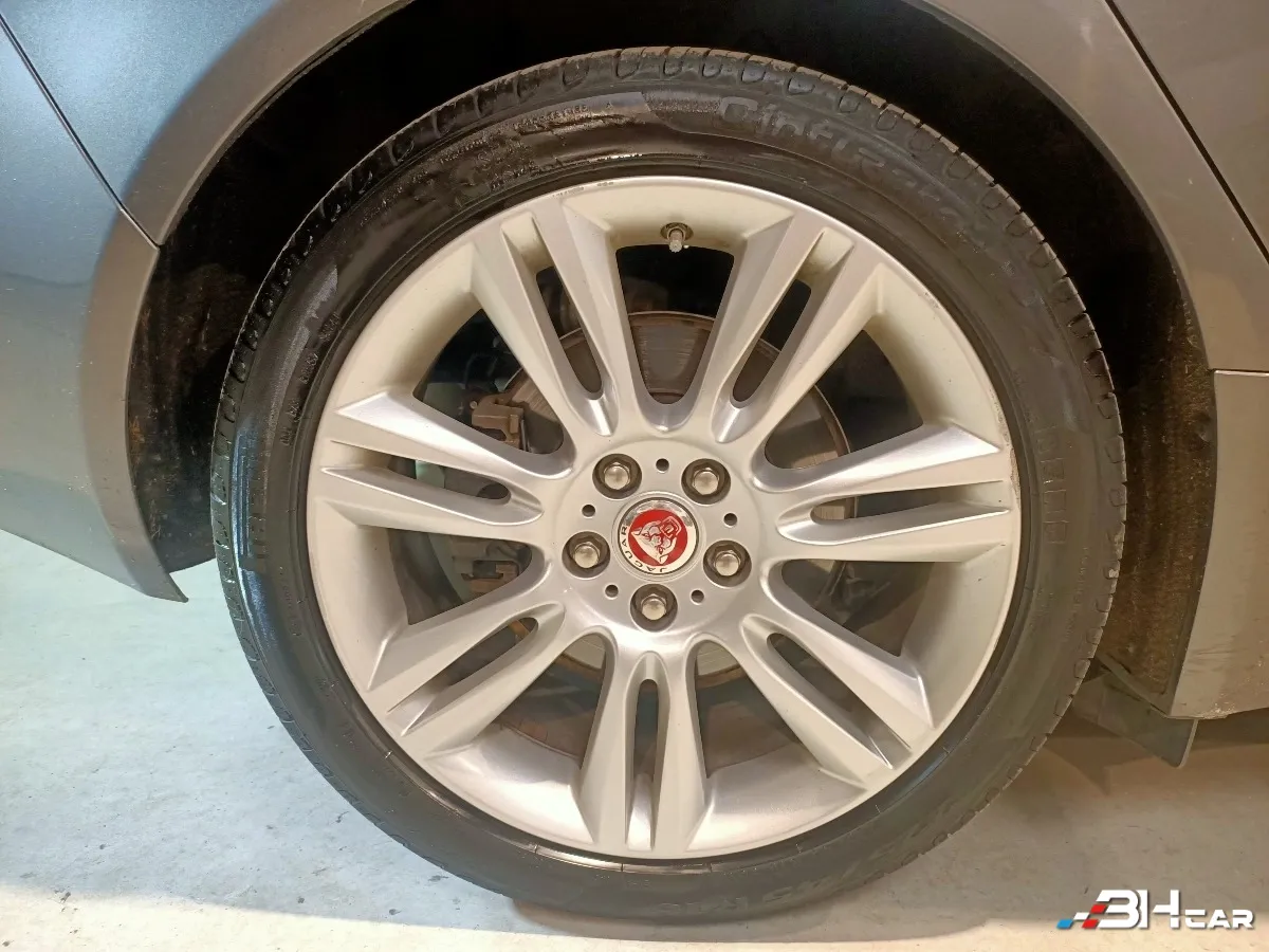 Jaguar Xe - photo 26