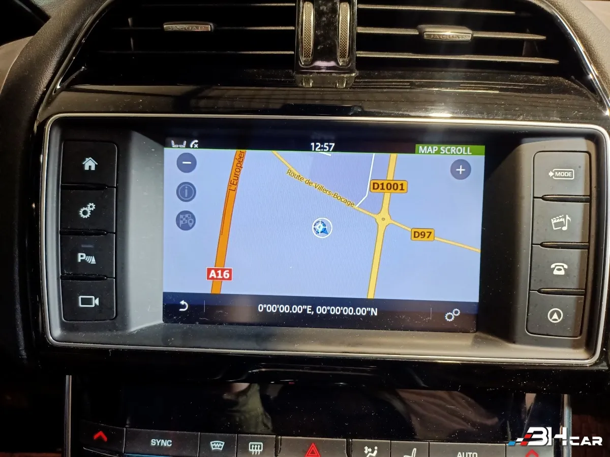 Jaguar Xe - photo 10