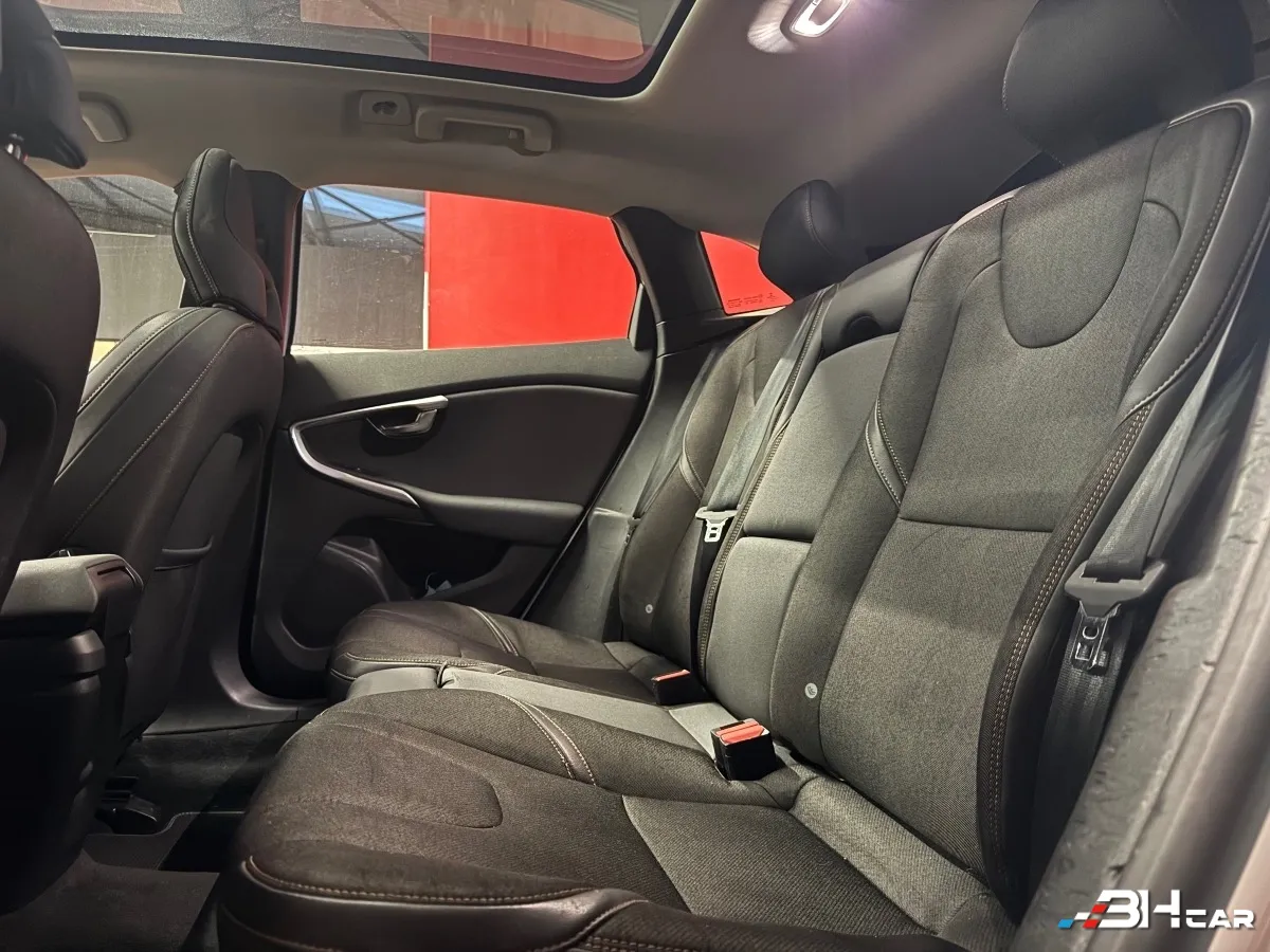 Volvo V40 - photo 9