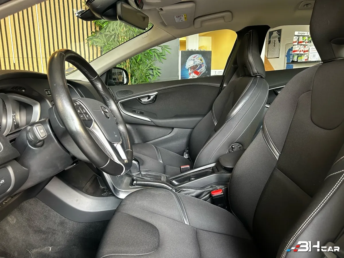Volvo V40 - photo 11