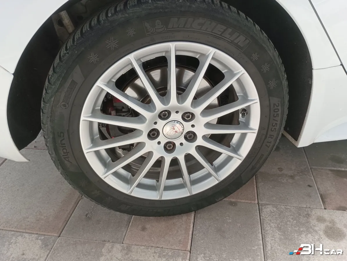 Jaguar Xe - photo 11