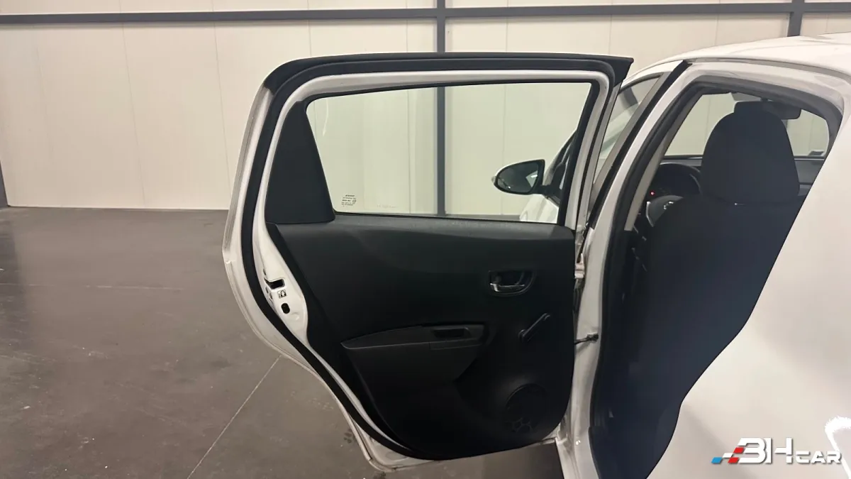 Toyota Yaris - photo 26
