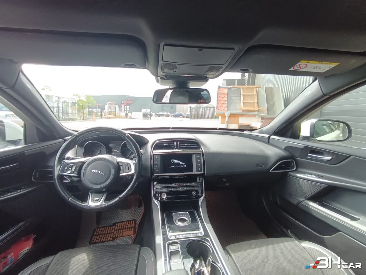 Jaguar Xe - photo 15