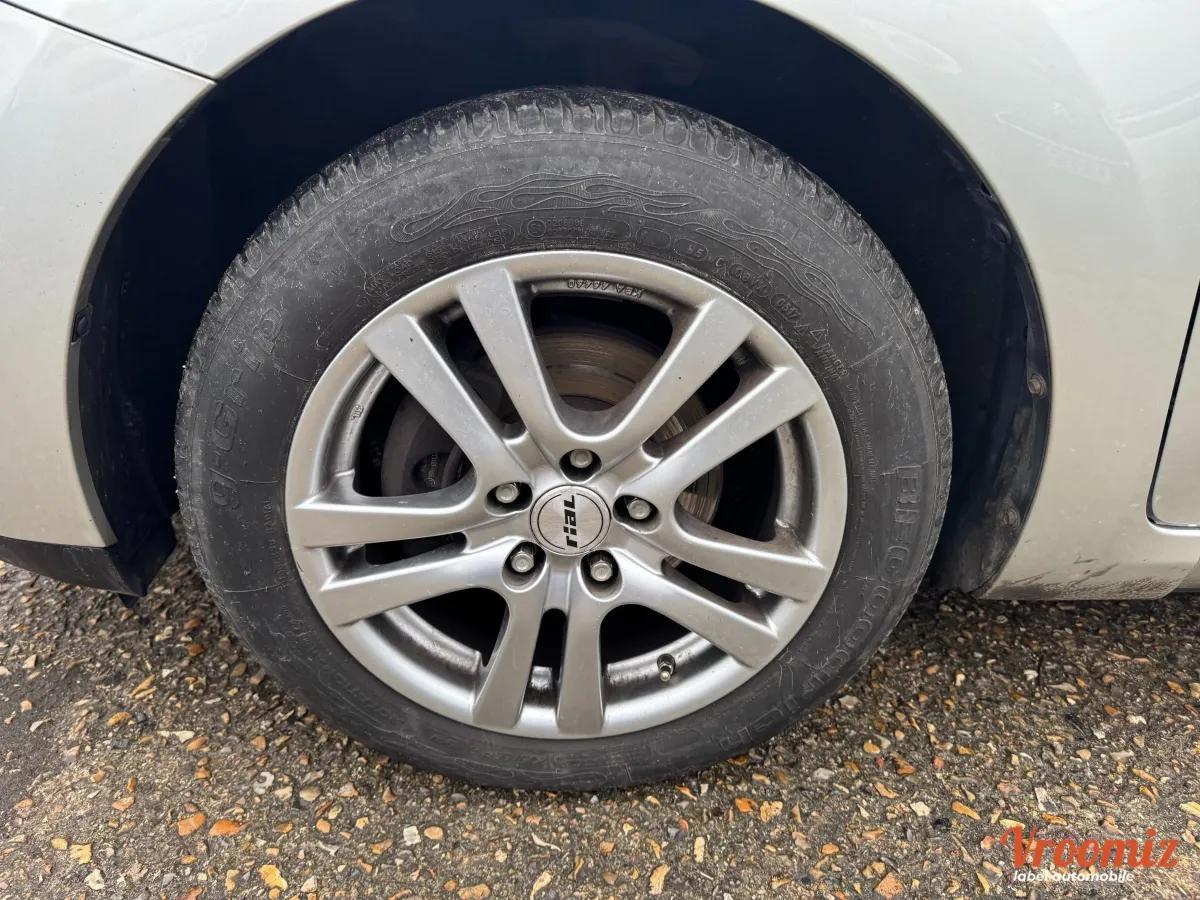 TOYOTA AURIS 1.6i SOL BVA