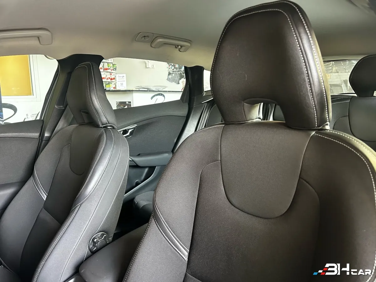 Volvo V40 - photo 12