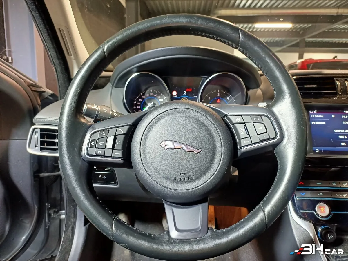 Jaguar Xe - photo 13