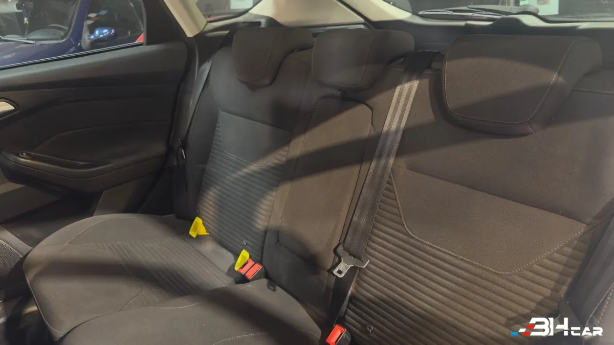 Ford Focus - photo 21