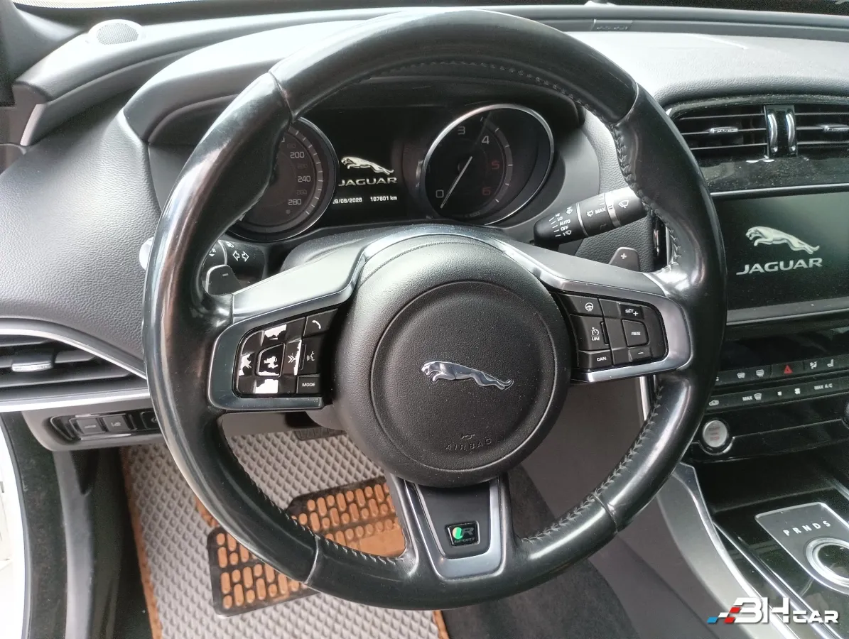 Jaguar Xe - photo 24