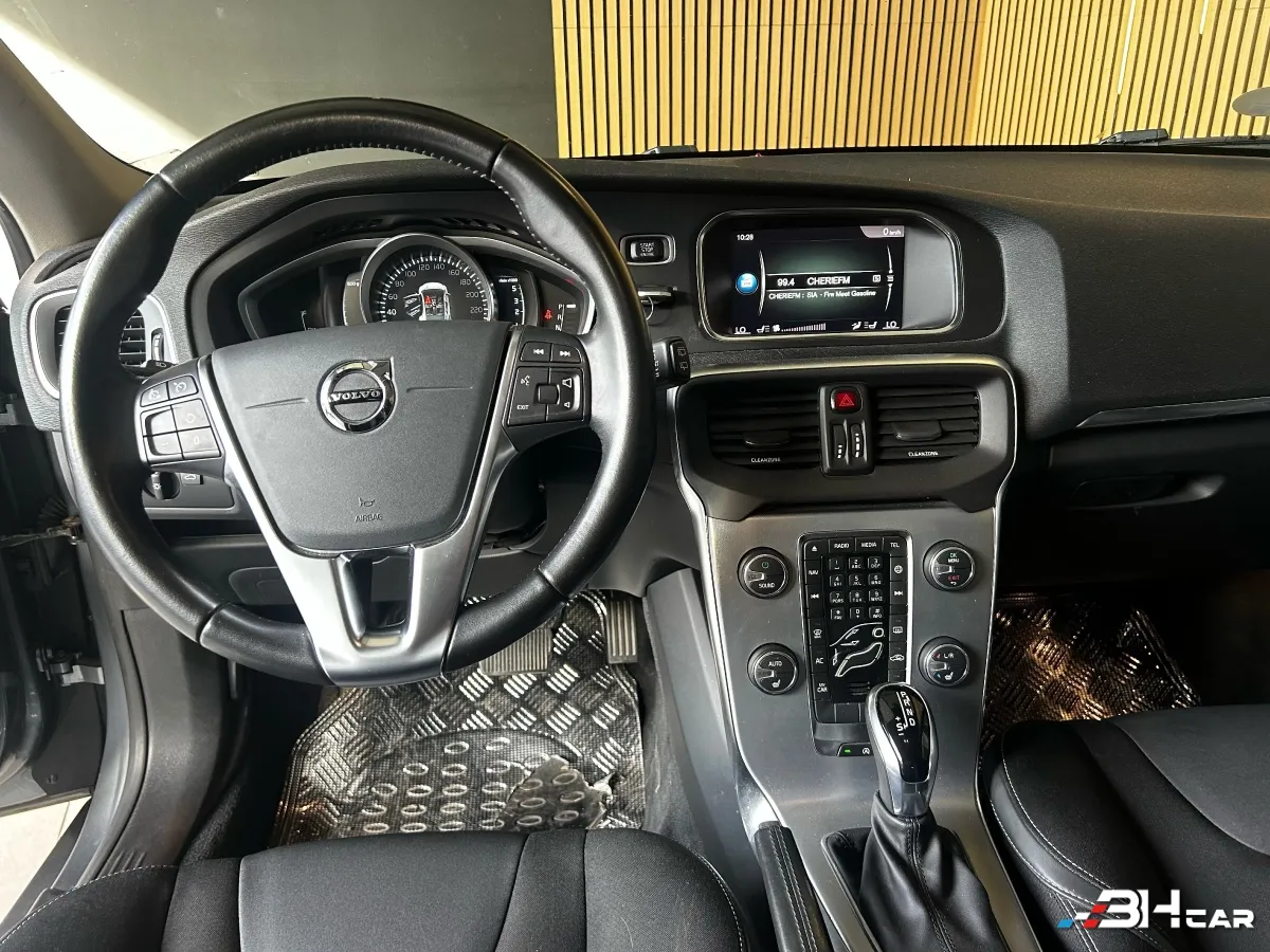 Volvo V40 - photo 10