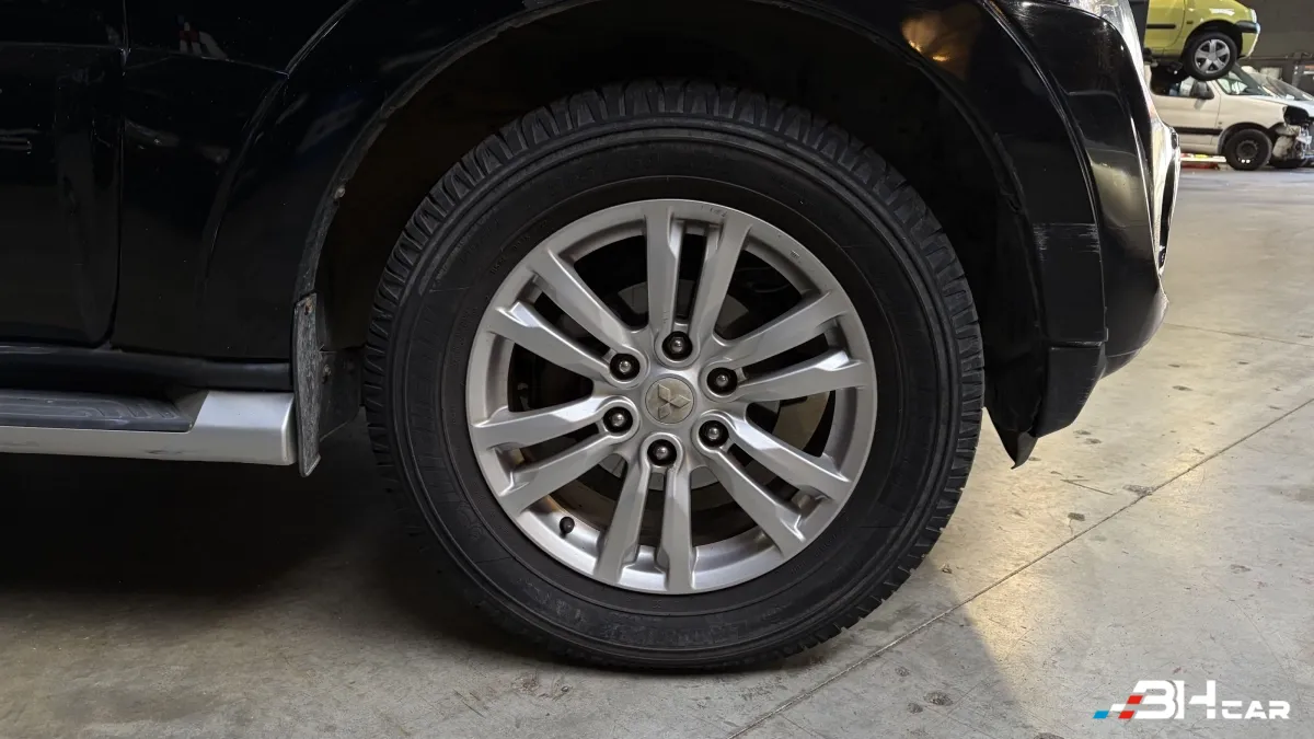 Mitsubishi Pajero - photo 12