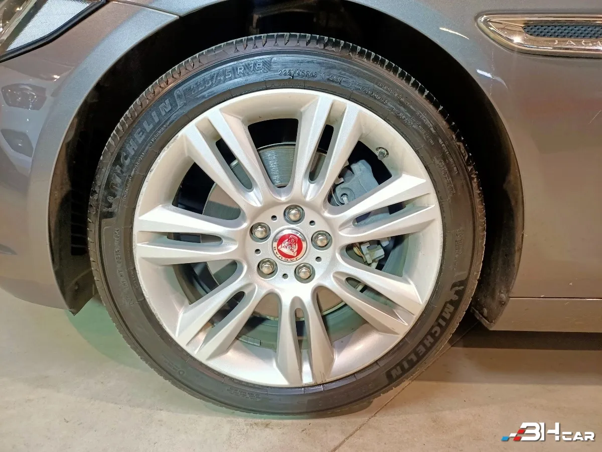 Jaguar Xe - photo 24