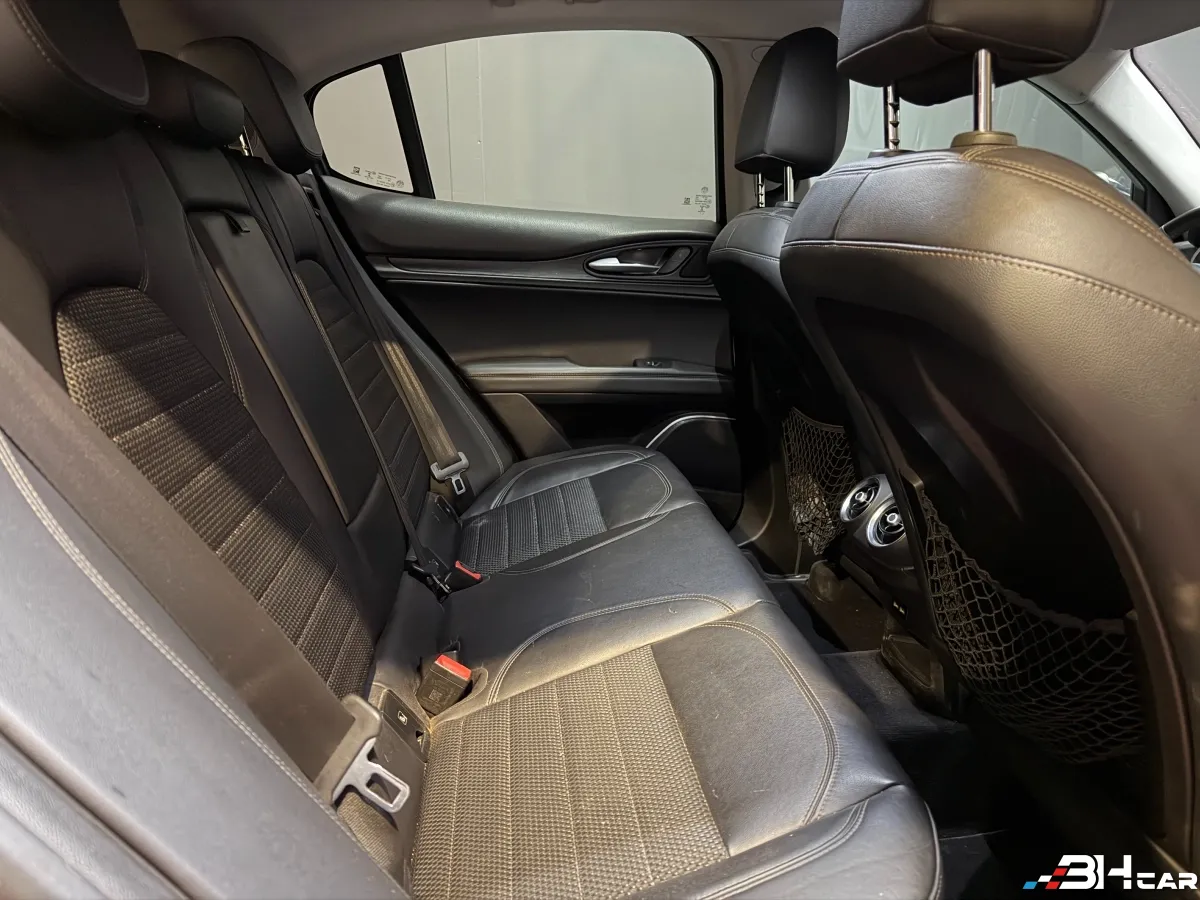 Alfa Romeo Stelvio - photo 12