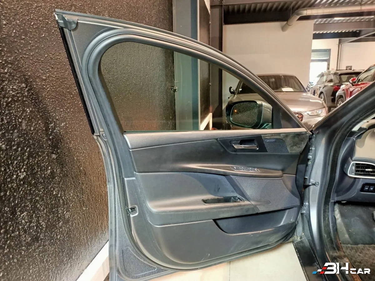 Jaguar Xe - photo 16