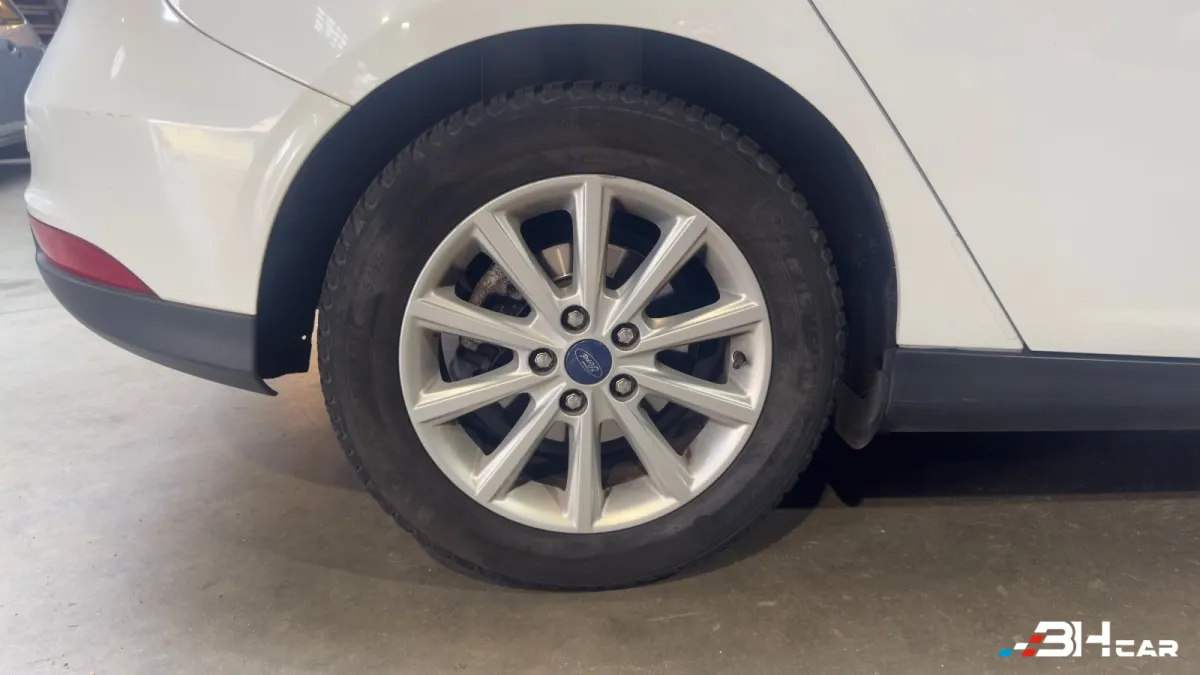 Ford Focus - photo 18