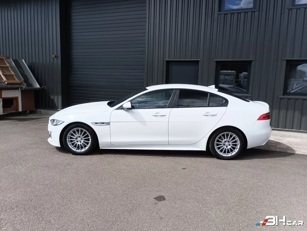 Jaguar Xe - photo 2