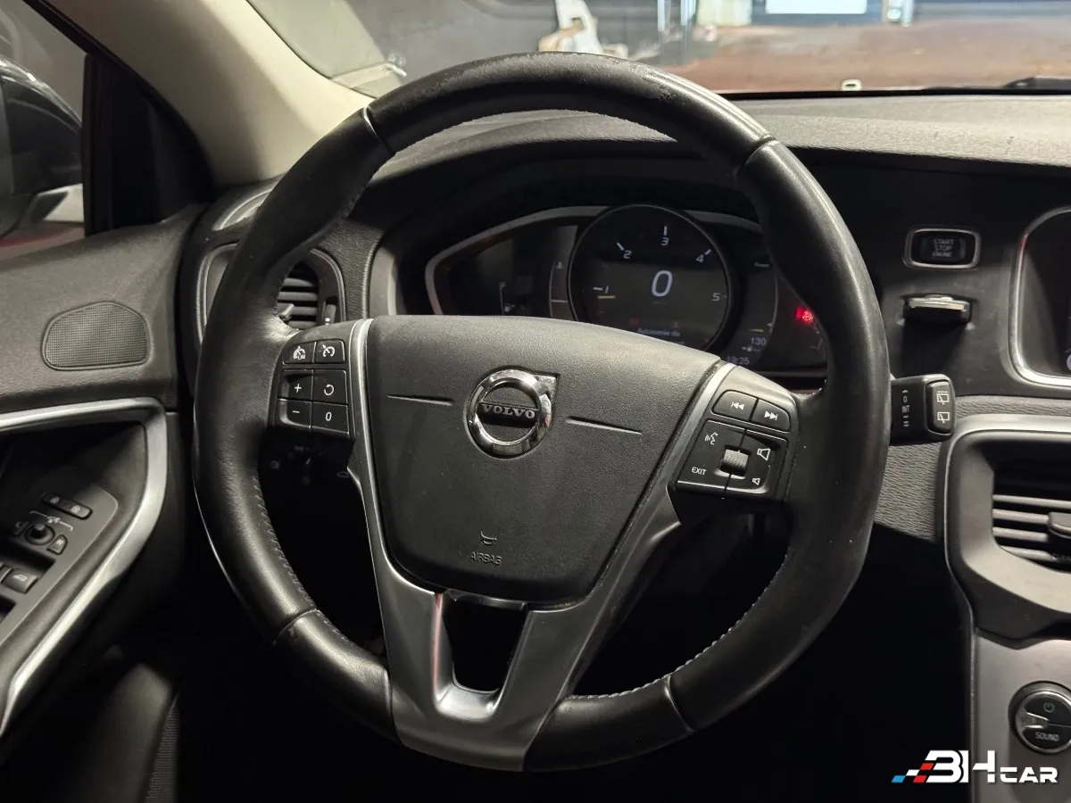 Volvo V40 - photo 10