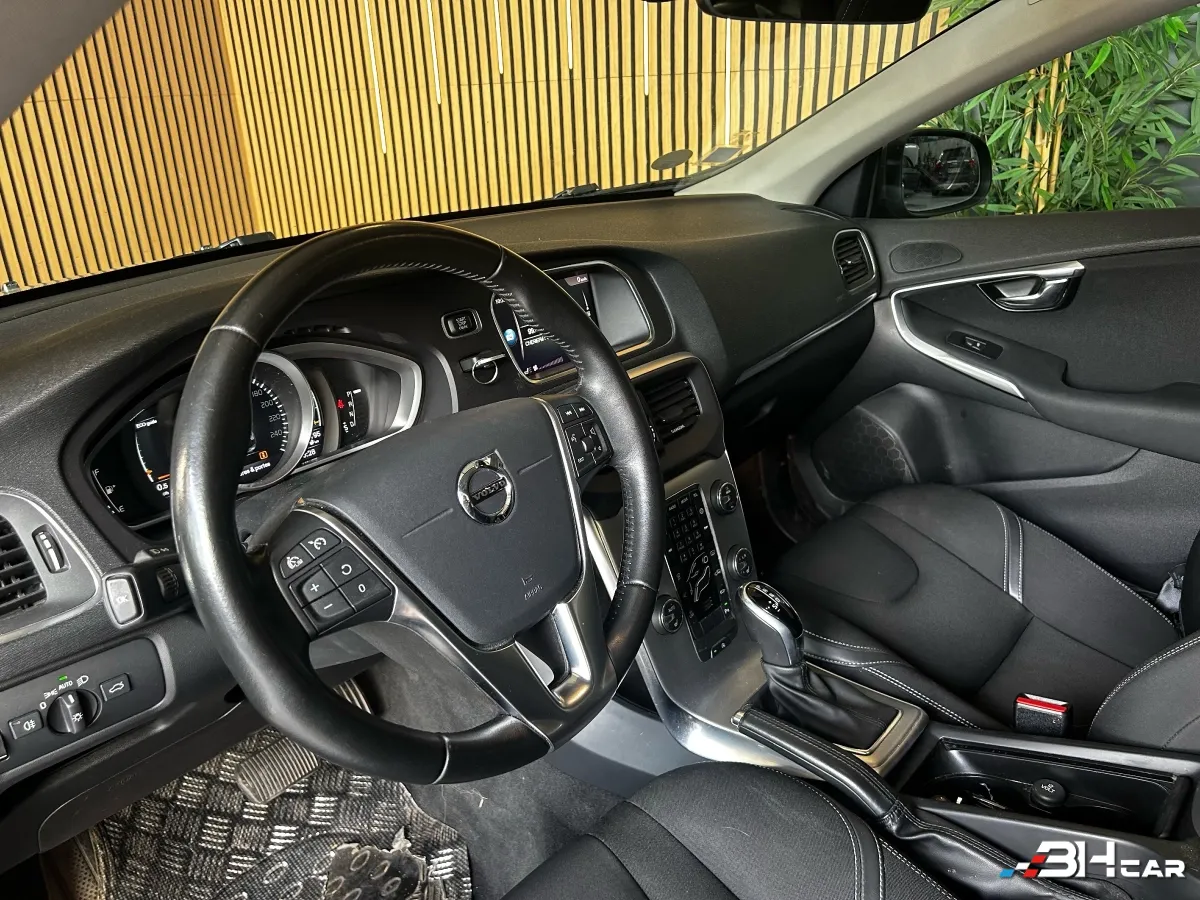 Volvo V40 - photo 9